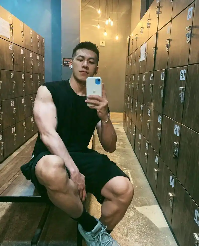 在健身房自拍运动打卡的肌肉帅哥,有你喜欢的吗?