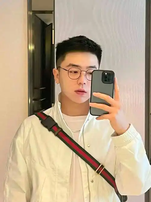 适合戴眼镜的男生发型