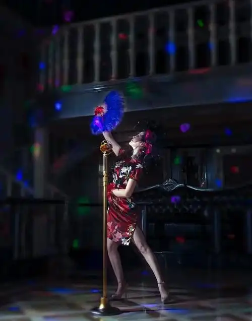 为了拍上海滩舞女,她提前好几天就开始准备,找来三十年代流行的《夜