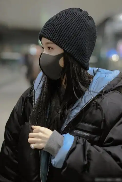 女星戴口罩陈瑶脸小都遮完了热巴太萌鞠婧祎却被黑惨服了