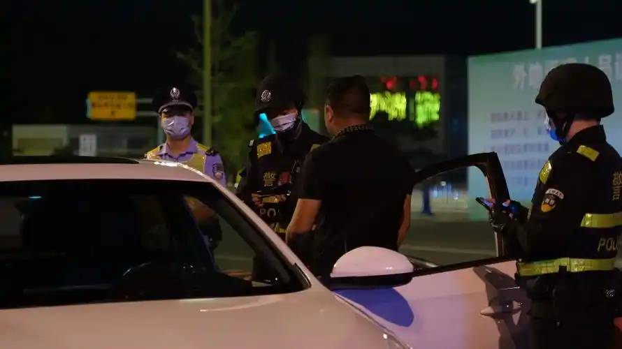 民警正在执勤点检查.资阳公安供图