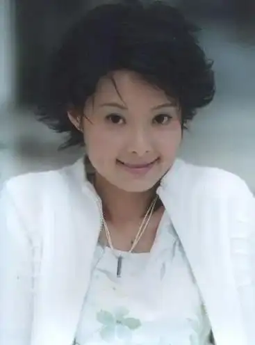 被富豪宠15年不领证,三婚却嫁小11岁穷诗人,袁立到底图啥?