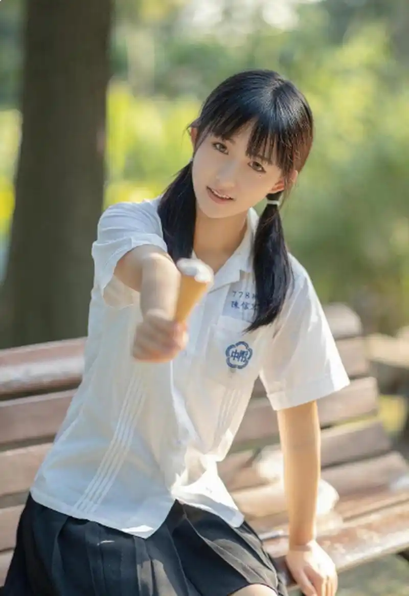 可爱的双马尾校服少女