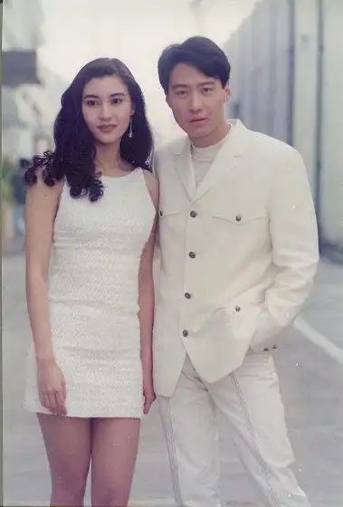 1992年,随着电视剧《原振侠》的热播,李嘉欣和黎明也成为见报率最高的