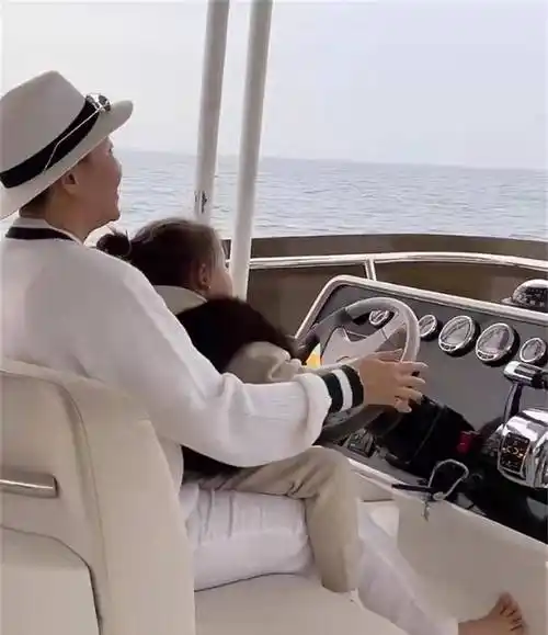 曾50万赴美买精生女的叶海洋,现又生下混血二胎,终活出洒脱自我