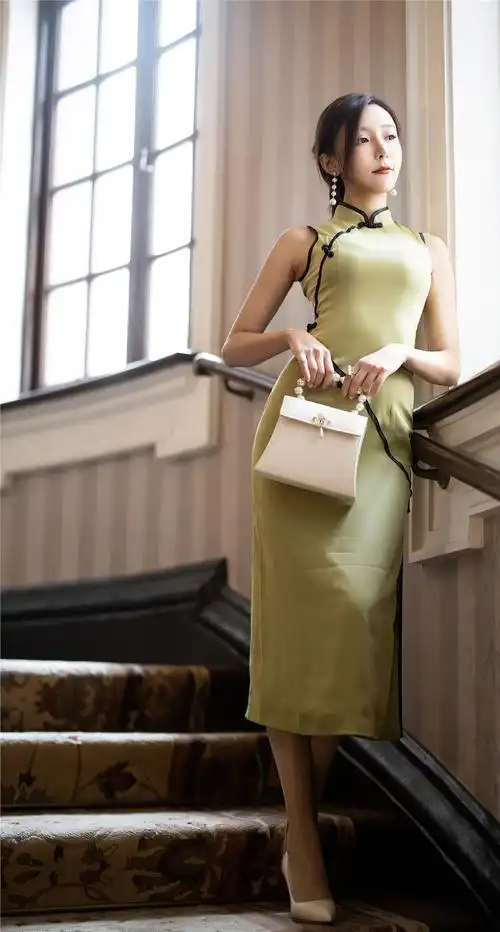 芥末绿的旗袍简洁大方黑色线条点缀更加时尚彰显成熟女性魅力
