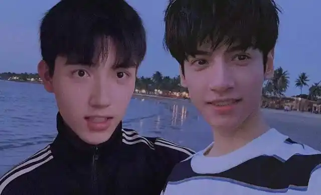 罗云熙陈飞宇片场频繁互动,下蹲摸小腿弯,甜蜜牵手网友不淡定了