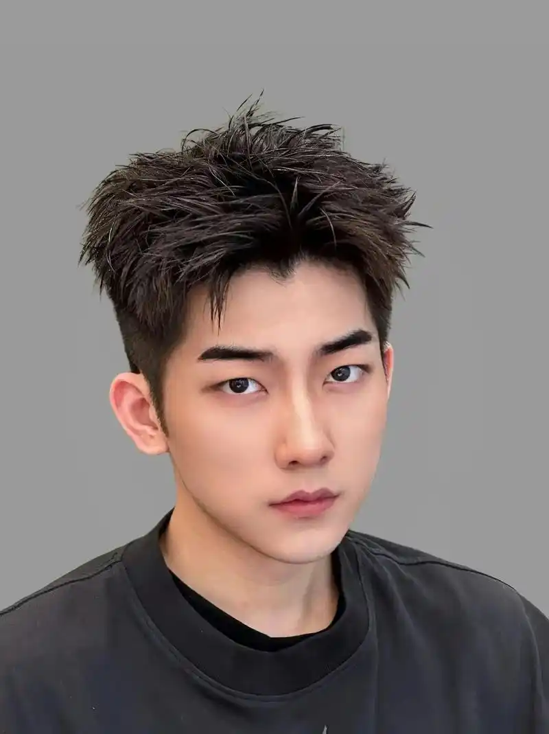 男生清爽发型推荐:钢夹前刺.