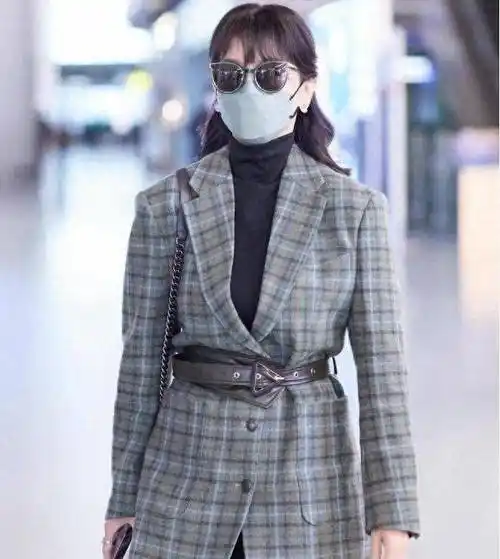 赵雅芝黑丝袜,格子西装尽显时尚魅力!"_女神_气质_女性