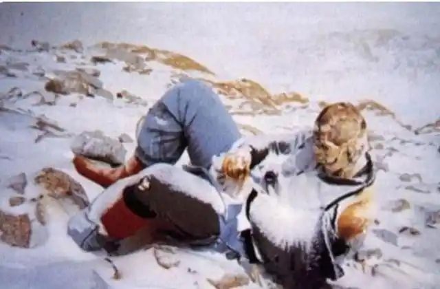 珠峰睡美人冰封10年百人路过无动于衷唯独两人伸出援手