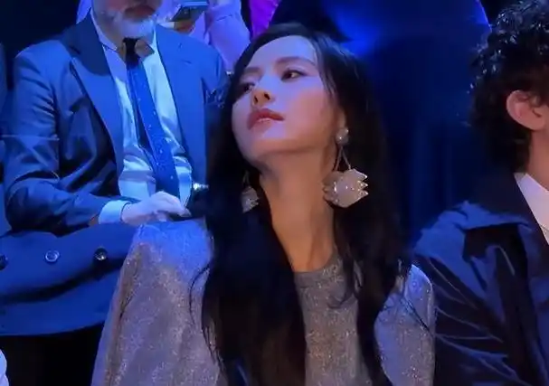 米兰时装周第二弹脸肿笑容诡异42岁郭晶晶给内娱女星上了一课