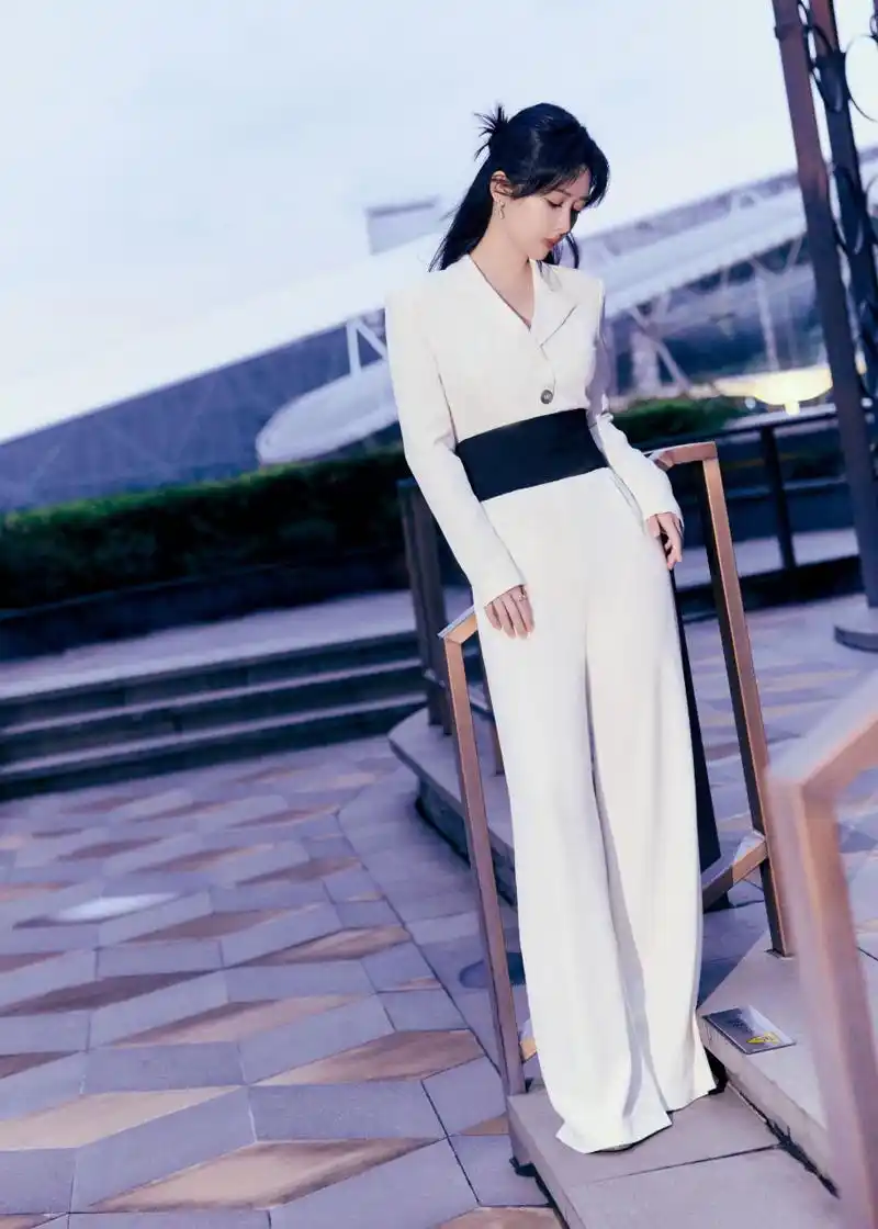 杨紫这一身白色连体套装实在是太好看了,显得杨紫腿又长又细,并且还很