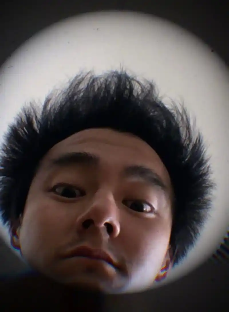 彭于晏晒自拍,彻底放飞自我,长发竖着像是野人,胡子比眉毛还长