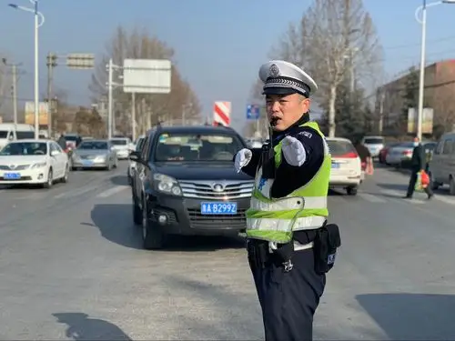 春节交警执勤忙 坚守岗位保通畅!