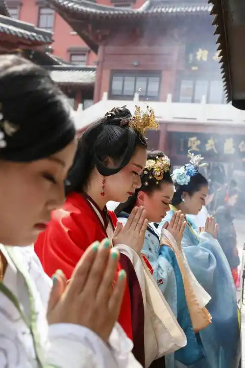 七月初一那天,故意送到寺里,假装一个是夫人,一个是小姐,来寺里求子.