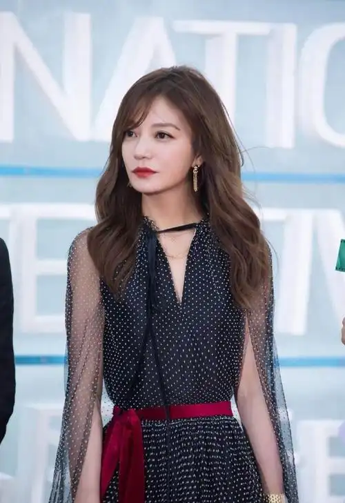 赵薇本人属于恬静温婉的性格,跟小燕子可完全八竿子打不着边哦!