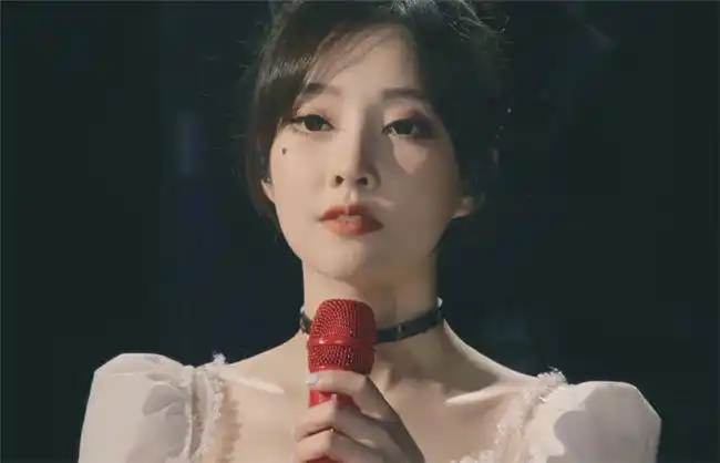 近日冯提莫在微博上官宣新歌《自己》上线,这也是她