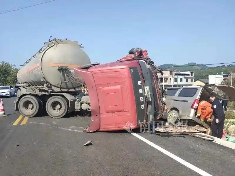 后怕!柳州这地三车相撞致两人伤,涉事油罐车"身首异处"