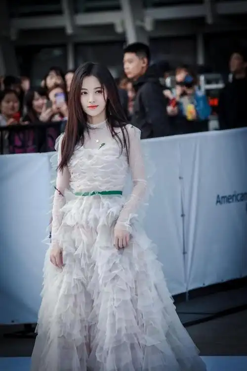 近日,鞠婧祎出席某活动盛典.她一身白色长.