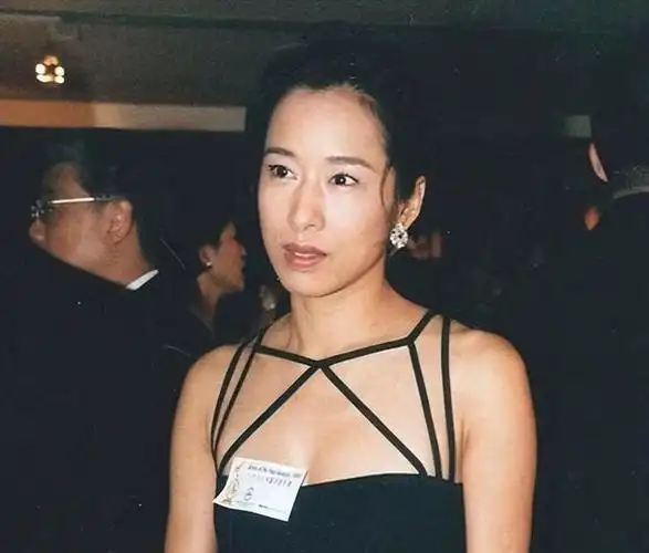 回顾朱玲玲:一婚嫁豪门50岁二婚嫁百亿富豪,3个儿子是她的底气