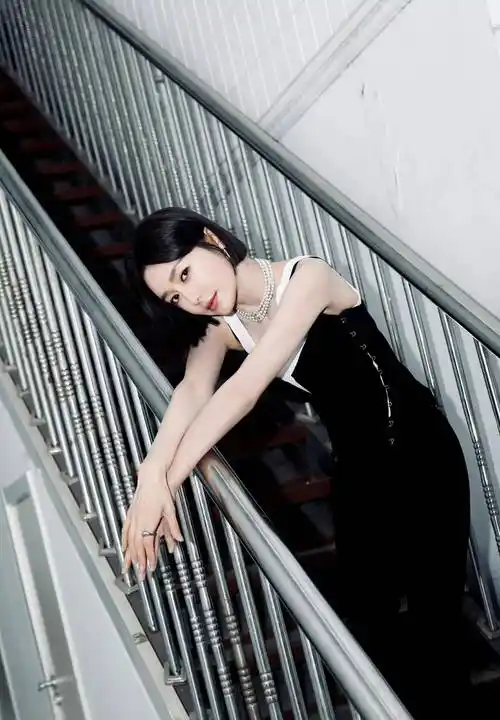 秦岚综艺节目吸睛,白色背心搭配黑色吊带背心,时尚又个性!