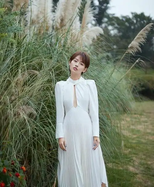 短发张嘉倪不敢认穿白色镂空裙海边拍大片小男孩发型帅气十足