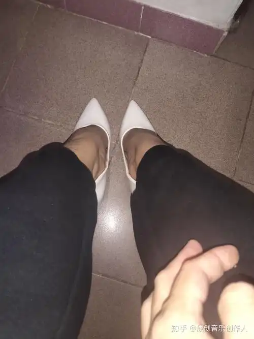 当男生也穿上了高跟鞋会是什么情景