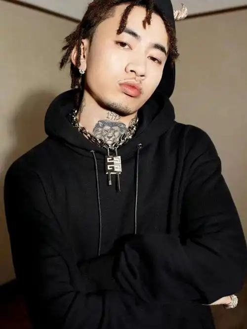 凭什么吸引易梦玲,马思唯造型穿搭帅在哪?街头潮男穿搭指南