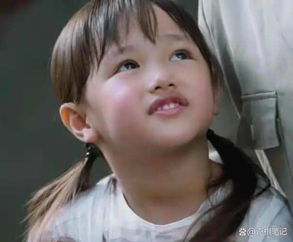 除了陈妍希饰演的成年邓丽君外,小时候的邓丽君也有一定的呈现,看了有