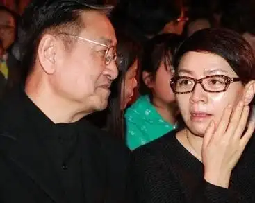 宋丹丹坦言和现任老公赵玉吉相识28天结婚特别特别迅速,两人一见钟情