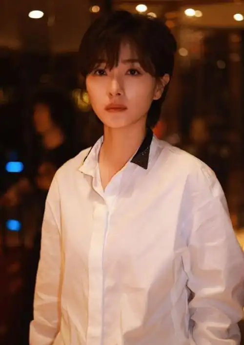 万茜上班装亮相,清新少女气质尽显|短发|减龄|身段|休闲裤_网易订阅