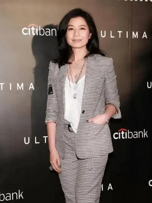 钟楚红的身材没咋变穿拉链裙特意把领口加大看着气质挺妩媚