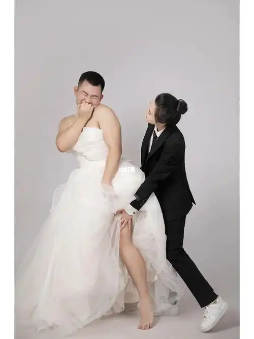 把你们对象抓起来穿婚纱反串婚纱照