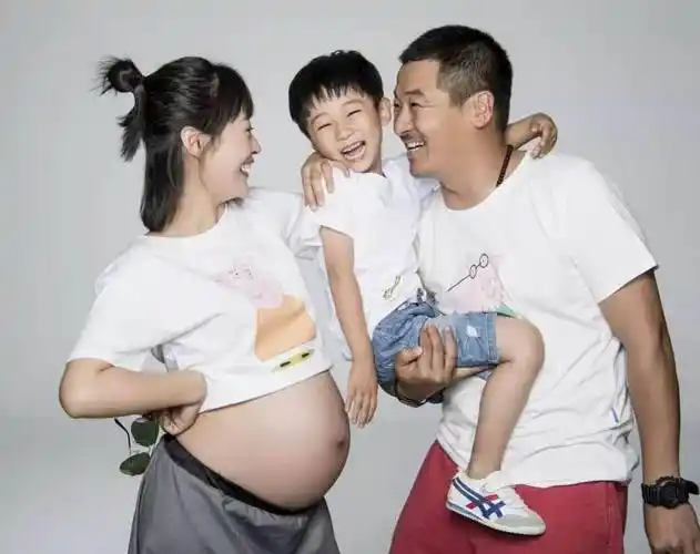 他把这一切都记在心里,从艺校相识相恋再到最后相守,组成四口之家