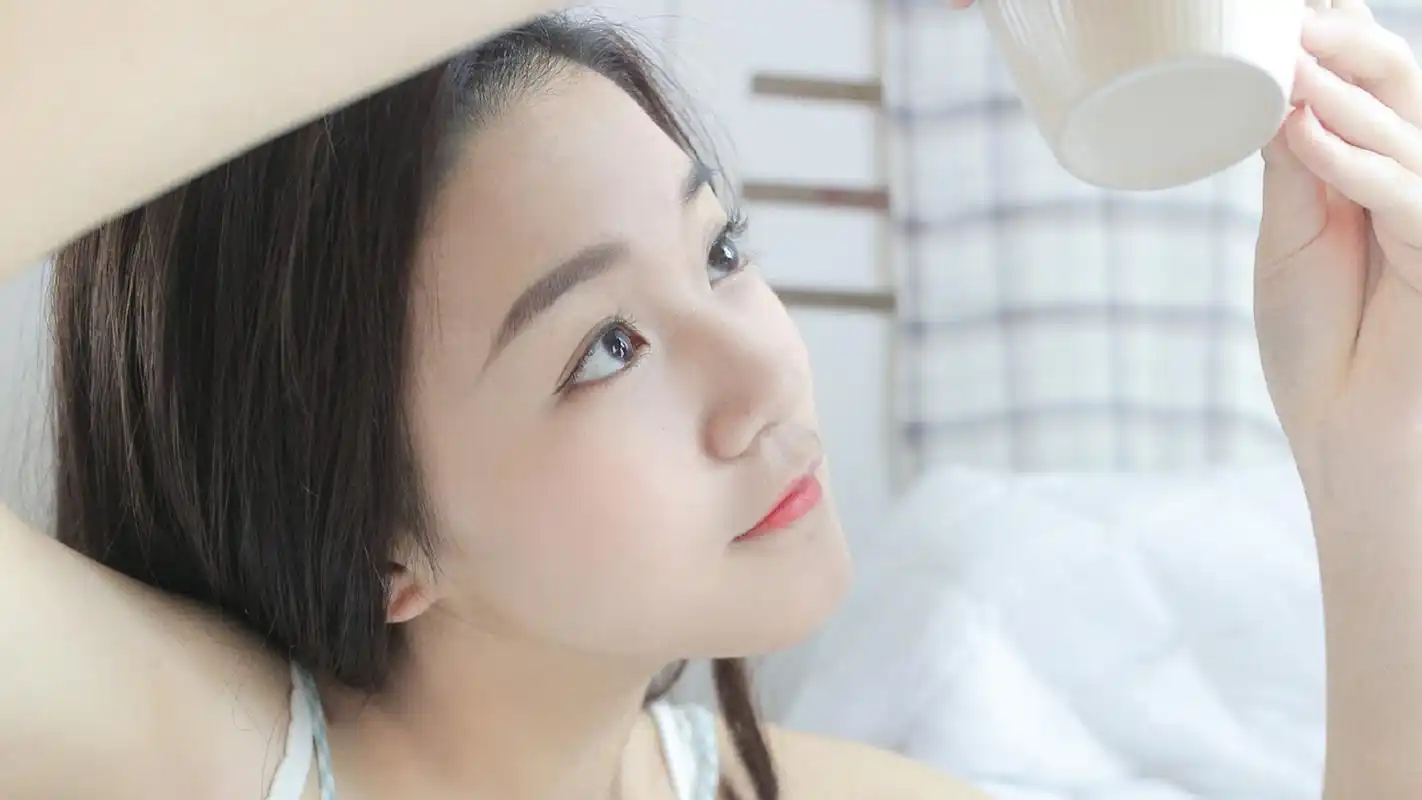 清新养眼吊带美女图片桌面壁纸高清大图预览1920x1080_美女壁纸下载