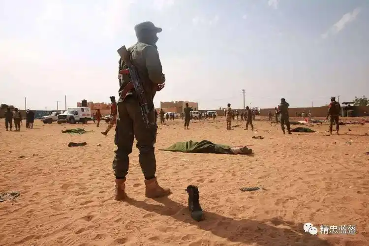 一名士兵守卫在遇难者遗体旁边,现场遗落了一只作战靴 赵子权摄