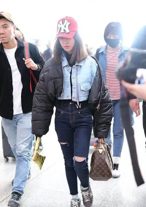 蔡依林小个子大气场穿驼色大衣搭牛仔外套走机场波波头好时髦