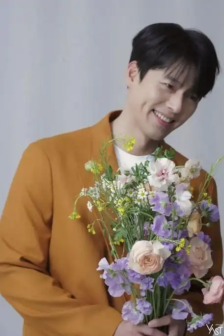 玄彬最新写真曝光 手拿鲜花笑意盈盈魅力十足