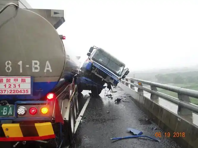 天雨路滑 台61线油罐车失控撞护栏 | hotmessage 热讯生活新闻网