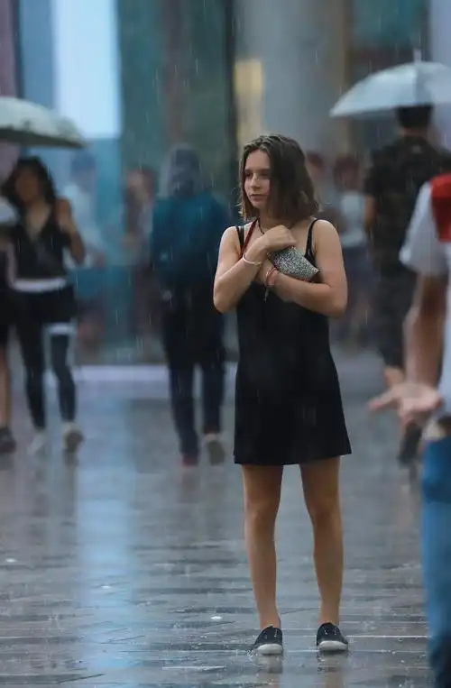 街拍:北京六月下旬迎来解暑雨,没带伞的姑娘被淋湿了