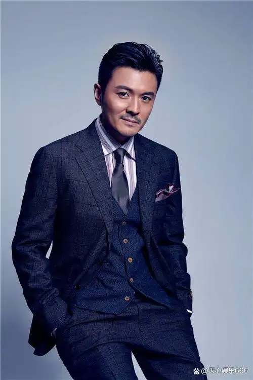 张嘉译的演技是有口皆碑的,张嘉译算是大器晚成中年走红的男演员