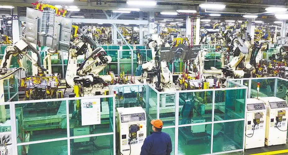 近日,机器人在三河世原汽车科技有限公司组装车间自动化生产线上焊接