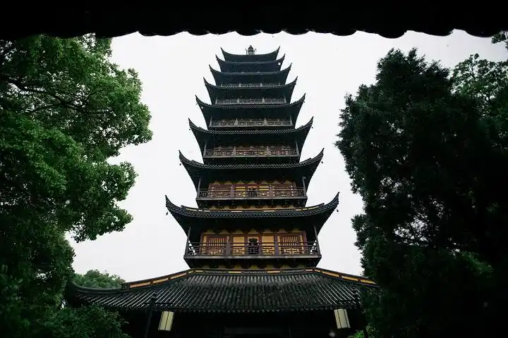 方塔历史悠久原塔名为崇教兴福寺塔因其平面呈方形俗称方塔为常熟古城