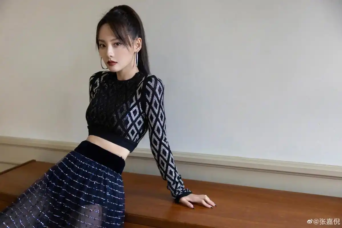 张嘉倪新照曝光她身穿深色长裙套装亮相大长腿在透视裙下若隐若现还秀