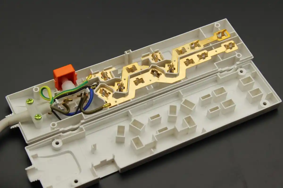 7元插排配一体铜排正泰双面四位插排拆解评测