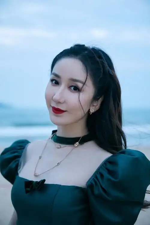 组图:娄艺潇最新大片释出 身穿墨绿色复古花苞长裙造型别致