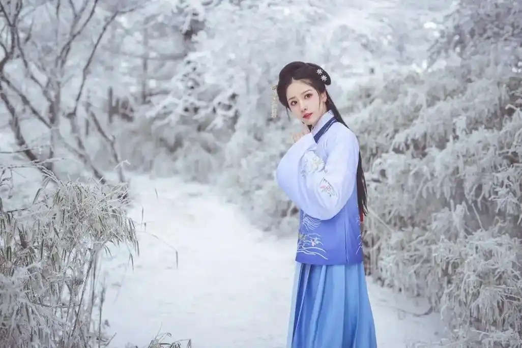 成果 #成果成果 #犬来八荒w #古装 #摆烂日常  古风 - 抖音