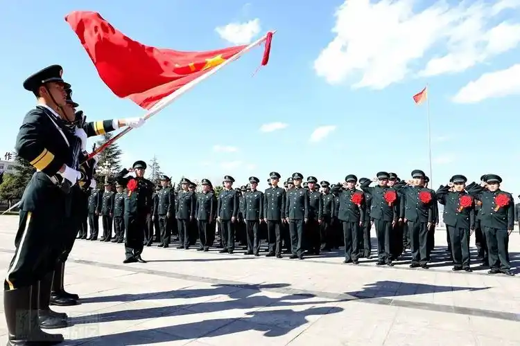 火箭军某部举行退役士兵向军旗告别仪式_搜狐军事_搜狐网
