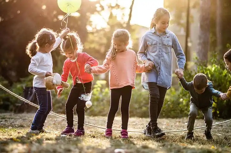 一个男孩在附近玩跳绳