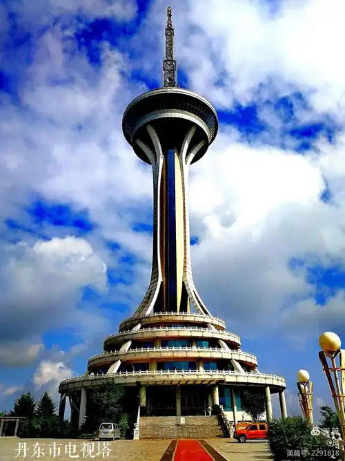 丹东市电视转播塔矗立在元宝山上